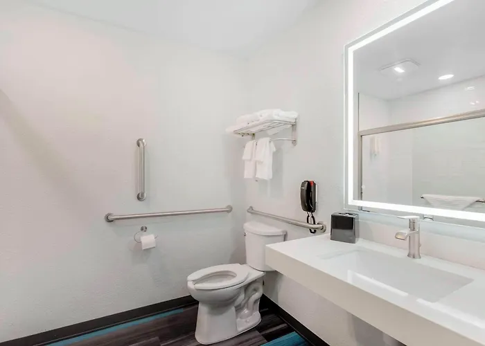 Clarion Pointe Hotel