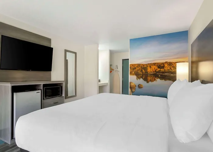 Hotel Clarion Pointe 4*