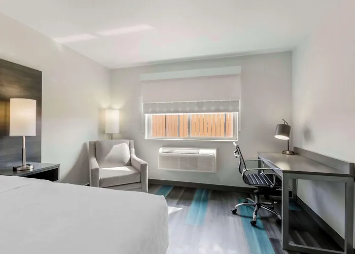 Clarion Pointe Hotel