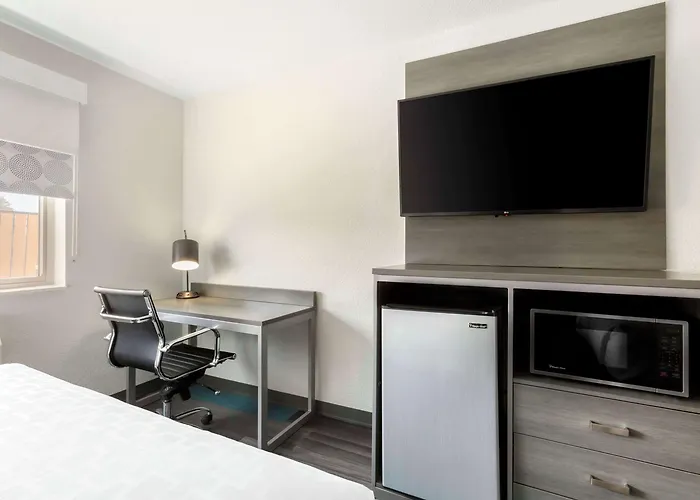 Hotel Clarion Pointe 4*