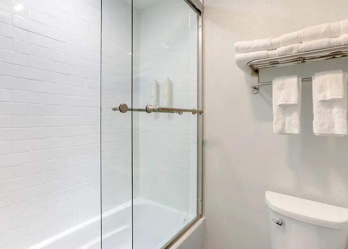 Hotel Clarion Pointe 4*