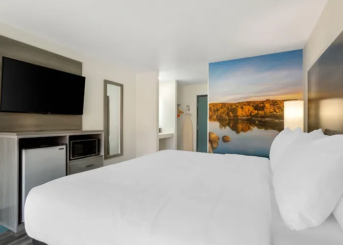 Clarion Pointe Hotel 4*