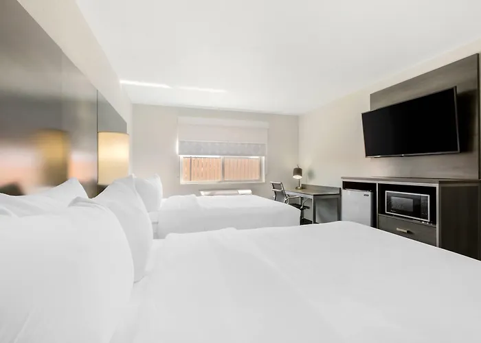 Hotel Clarion Pointe 4*